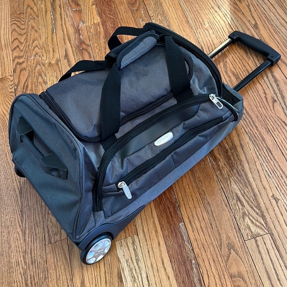 Skyline Bags Skyline Wheeled Duffel Lets You Travel With Style And
